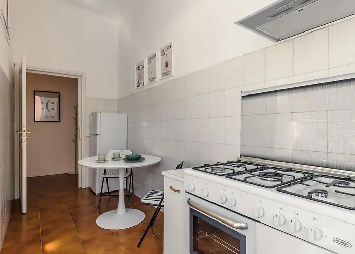 Macro House Apartment Rom
